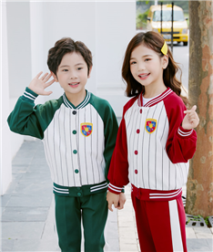 冬季中小學生運動服裝近照（綠白紅）