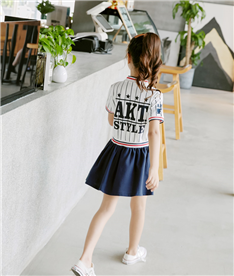 夏季女中小學生服裝（背面）