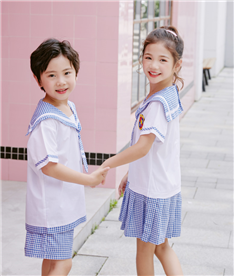 夏季西式中小學生校服近照